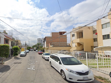 Casa en colonia Jardines de San José Guadalajara, Jalisco. con 3 recamaras y 139m2. Muy cerca de la Escuela Preparatoria No. 13.
