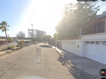 Casa ubicada en colonia Aviación, Mexicali, BC. Con 3 recamaras y 165m2. A unos minutos de Plaza Cachanilla.