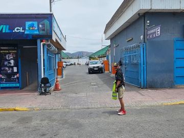 TERRENO/ESTACIONAMIENTO Y 2 LOCALES COMERCIALES EN EL CENTRO DE QUILLOTA
