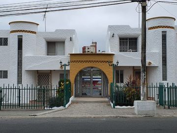 Venta Casa en Tonsupa a dos cuadras de la playa.