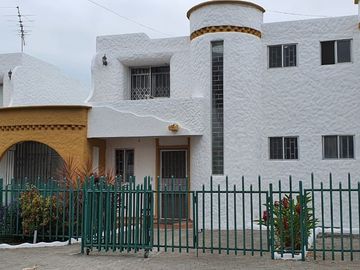 Venta Casa en Tonsupa a dos cuadras de la playa.