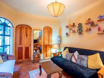 Casa Animas, Inmueble Versátil: Ideal para Residencia o Inversión Comercial