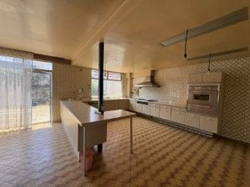 Casa en venta 4 recamaras enfrente del Colegio Americano en la Col. La Paz