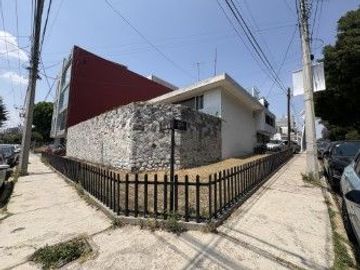 Casa en venta 4 recamaras enfrente del Colegio Americano en la Col. La Paz