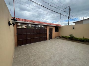 Casa remodelada en venta, Urb. La Joya - La Aurora