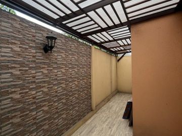 Casa remodelada en venta, Urb. La Joya - La Aurora