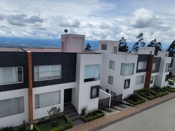 vendo linda casa sector Miravalle