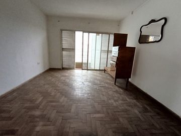 Amplio departamento de dos dormitorios en venta