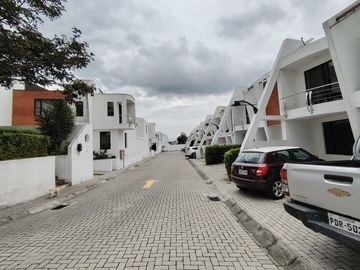 CASA EN VENTA SECTOR SAN JUAN DE CUMBAYA