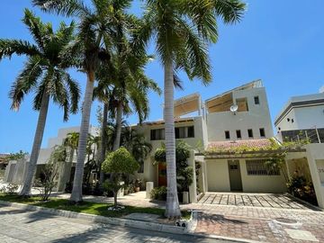 RESIDENCIA EN VENTA CON VISTA AL MAR