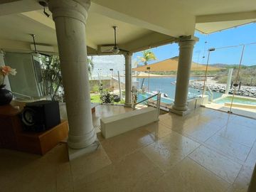 RESIDENCIA EN VENTA CON VISTA AL MAR