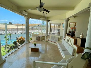 RESIDENCIA EN VENTA CON VISTA AL MAR