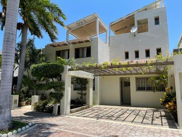 RESIDENCIA EN VENTA CON VISTA AL MAR