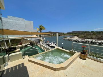 RESIDENCIA EN VENTA CON VISTA AL MAR