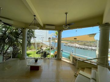 RESIDENCIA EN VENTA CON VISTA AL MAR
