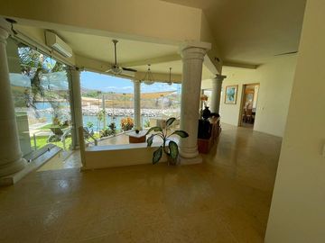 RESIDENCIA EN VENTA CON VISTA AL MAR