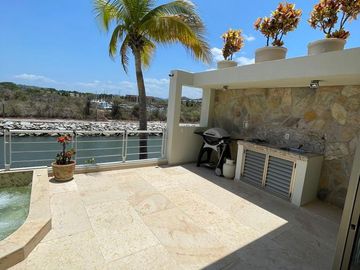 RESIDENCIA EN VENTA CON VISTA AL MAR