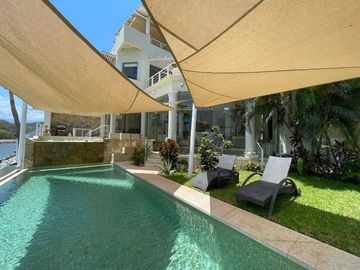 RESIDENCIA EN VENTA CON VISTA AL MAR