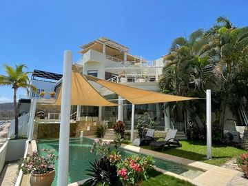 RESIDENCIA EN VENTA CON VISTA AL MAR