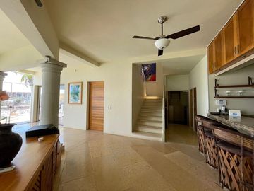 RESIDENCIA EN VENTA CON VISTA AL MAR