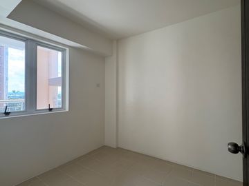 RFO Corner Unit 2 Bedroom with Balcony Condo in Pasig - 30,000 Monthly FOR SALE