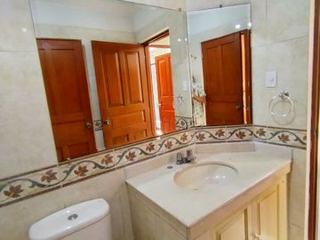 VENTA CASA  EN PRADERAS CONSTA DE  DOS DEPARTAMENTOS  INDEPENDIENTES ACABADOS A1