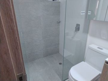 ¡Vive el lujo y la comodidad en este apartamento en venta en Altos de Menga! 🏡✨