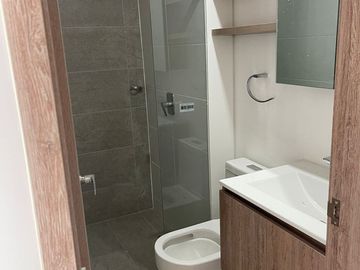 ¡Vive el lujo y la comodidad en este apartamento en venta en Altos de Menga! 🏡✨
