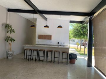 ESPACIOSO E ILUMINADO EN P.B. PRIVADA DE POCOS DEPTOS., CON AMENIDADES Y AREAS VERDES DE 3 RECAMARAS EN CORREGIDORA.