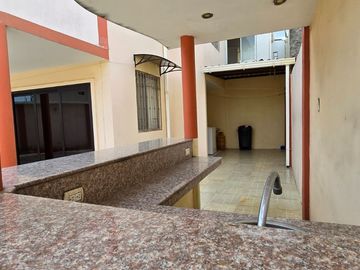 Vendo Casa Esquinera en Urbanización Estrella del Mar con 4 Dormitorios 199 m²