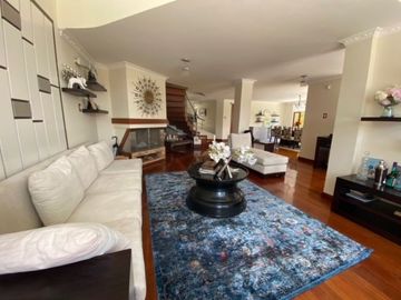 VENTA CASA 4 DORMITORIOS CON SUITE EN URBANIZACIONCAMPO ALEGRE, MONTESERRIN