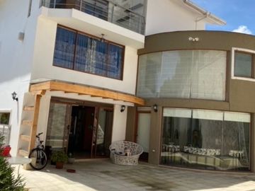 VENTA CASA 4 DORMITORIOS CON SUITE EN URBANIZACIONCAMPO ALEGRE, MONTESERRIN