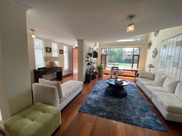 VENTA CASA 4 DORMITORIOS CON SUITE EN URBANIZACIONCAMPO ALEGRE, MONTESERRIN