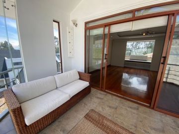VENTA CASA 4 DORMITORIOS CON SUITE EN URBANIZACIONCAMPO ALEGRE, MONTESERRIN