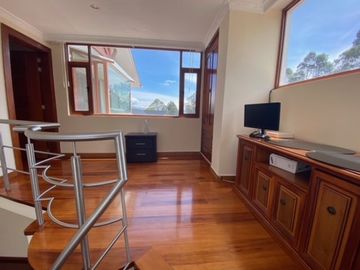 VENTA CASA 4 DORMITORIOS CON SUITE EN URBANIZACIONCAMPO ALEGRE, MONTESERRIN