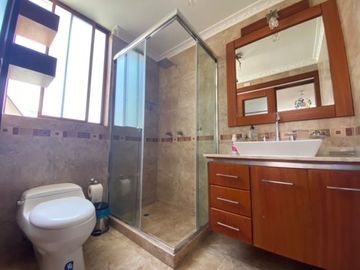 VENTA CASA 4 DORMITORIOS CON SUITE EN URBANIZACIONCAMPO ALEGRE, MONTESERRIN