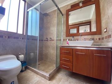 VENTA CASA 4 DORMITORIOS CON SUITE EN URBANIZACIONCAMPO ALEGRE, MONTESERRIN