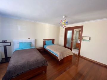 VENTA CASA 4 DORMITORIOS CON SUITE EN URBANIZACIONCAMPO ALEGRE, MONTESERRIN
