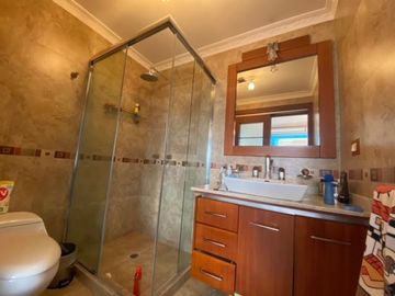 VENTA CASA 4 DORMITORIOS CON SUITE EN URBANIZACIONCAMPO ALEGRE, MONTESERRIN