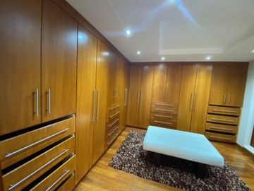 VENTA CASA 4 DORMITORIOS CON SUITE EN URBANIZACIONCAMPO ALEGRE, MONTESERRIN