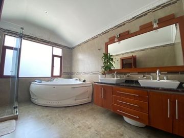 VENTA CASA 4 DORMITORIOS CON SUITE EN URBANIZACIONCAMPO ALEGRE, MONTESERRIN