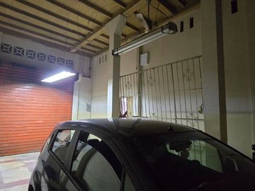 Vendo Casa 3 pisos en Gómez Rendón y la 6ava Uso Comercial - Residencial