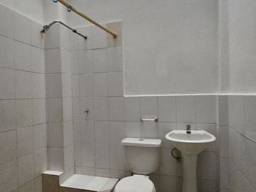 Vendo Casa 3 pisos en Gómez Rendón y la 6ava Uso Comercial - Residencial