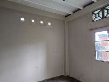 Vendo Casa 3 pisos en Gómez Rendón y la 6ava Uso Comercial - Residencial
