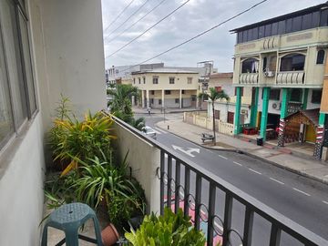 Vendo Casa 3 pisos en Gómez Rendón y la 6ava Uso Comercial - Residencial
