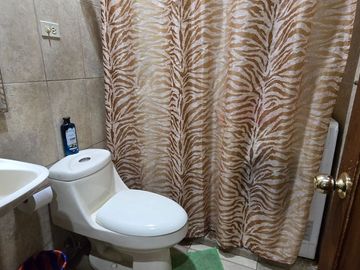 Vendo Casa 3 pisos en Gómez Rendón y la 6ava Uso Comercial - Residencial