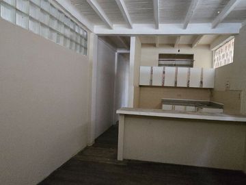 Vendo Casa 3 pisos en Gómez Rendón y la 6ava Uso Comercial - Residencial