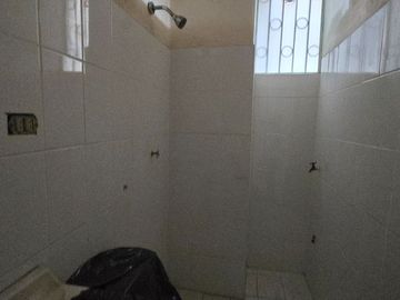 Vendo Casa 3 pisos en Gómez Rendón y la 6ava Uso Comercial - Residencial