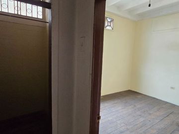 Vendo Casa 3 pisos en Gómez Rendón y la 6ava Uso Comercial - Residencial