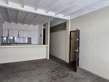 Vendo Casa 3 pisos en Gómez Rendón y la 6ava Uso Comercial - Residencial